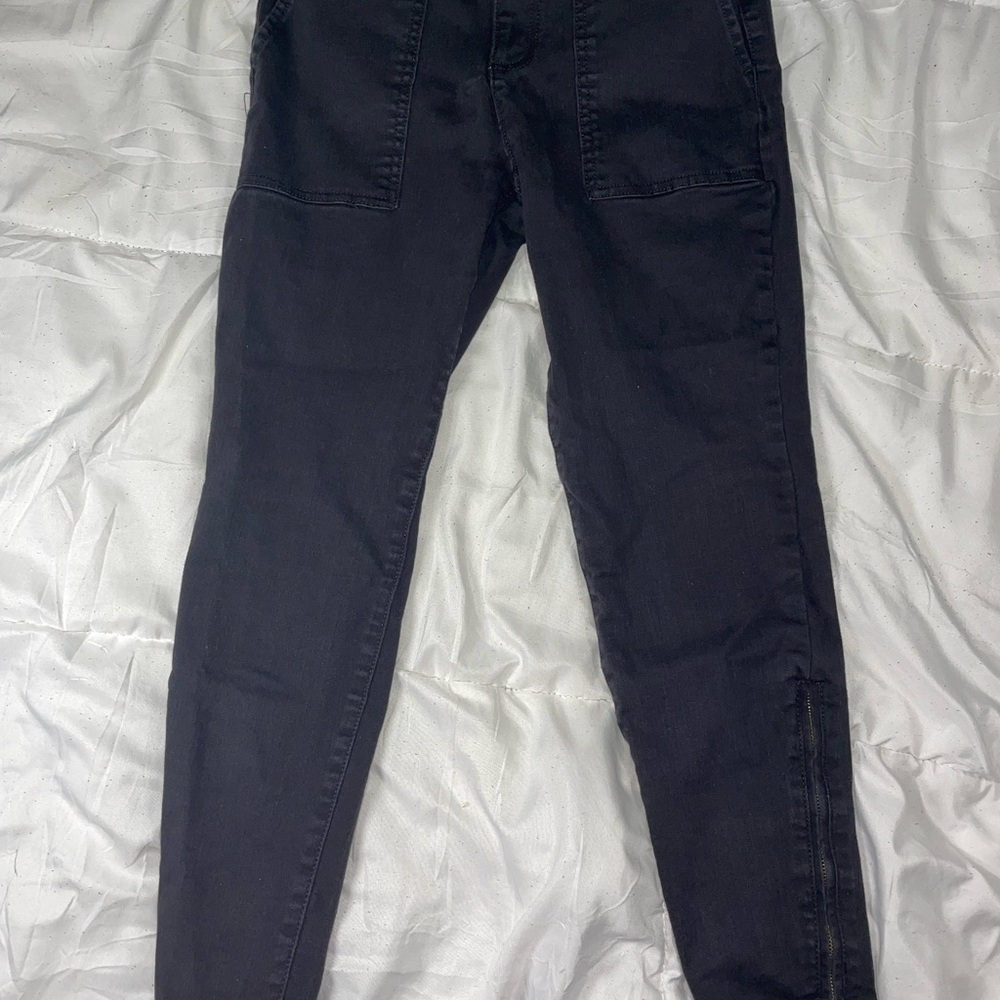 Sleek Black Skinny Jeans with Tapered Leg